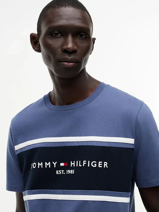 T-shirt Hilfiger com logótipo em riscas T-shirt Hilfiger com logótipo em riscas