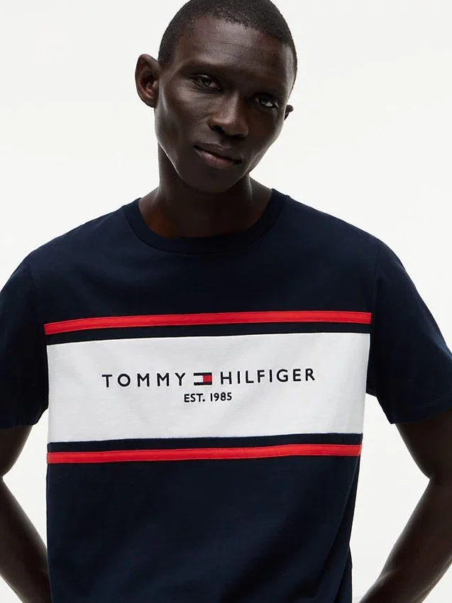 T-shirt Hilfiger com logótipo em riscas T-shirt Hilfiger com logótipo em riscas