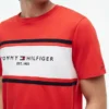 T-shirt Hilfiger com logótipo em riscas T-shirt Hilfiger com logótipo em riscas