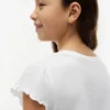T-shirt infantil com acabamento em folha de alface nas mangas