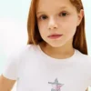 T-shirt infantil com bandeira de estrelas em strass T-shirt infantil com bandeira de estrelas em strass