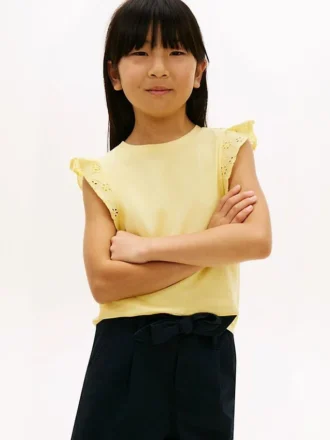 T-shirt infantil com bordados e aberturas T-shirt infantil com bordados e aberturas