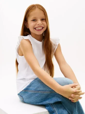 T-shirt infantil com bordados e aberturas