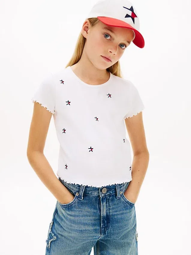 T-shirt infantil com estrelas bordadas e canelado T-shirt infantil com estrelas bordadas e canelado