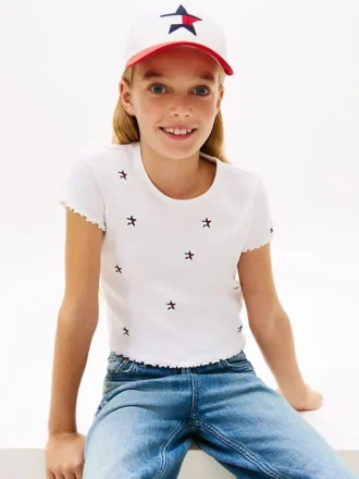 T-shirt infantil com estrelas bordadas e canelado