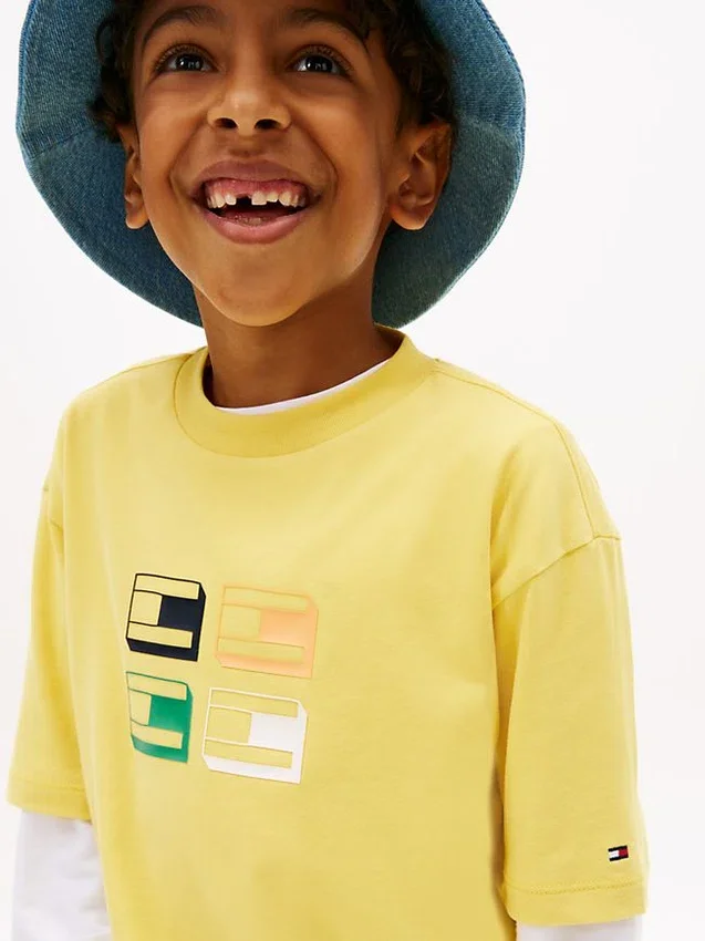 T-shirt infantil com logótipo 3D T-shirt infantil com logótipo 3D