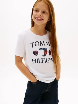 T-shirt infantil com logótipo de coração com lantejoulas