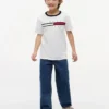 T-shirt infantil com logótipo e riscas T-shirt infantil com logótipo e riscas