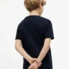T-shirt infantil com logótipo e riscas T-shirt infantil com logótipo e riscas