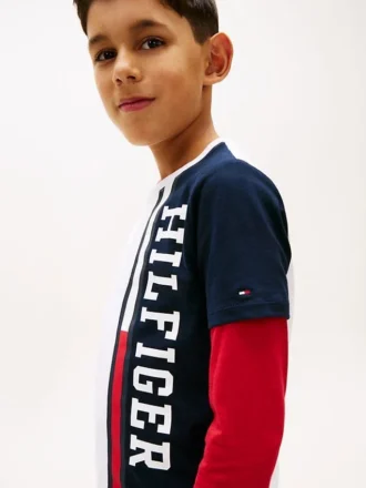 T-shirt infantil com logótipo em blocos de cor verticais
