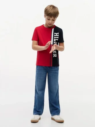 T-shirt infantil com logótipo em blocos de cor verticais