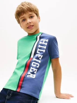 T-shirt infantil com logótipo em blocos de cor verticais