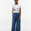 T-shirt infantil com logótipo floral em lantejoulas T-shirt infantil com logótipo floral em lantejoulas