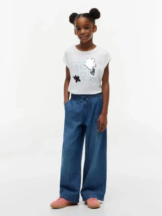 T-shirt infantil com logótipo floral em lantejoulas