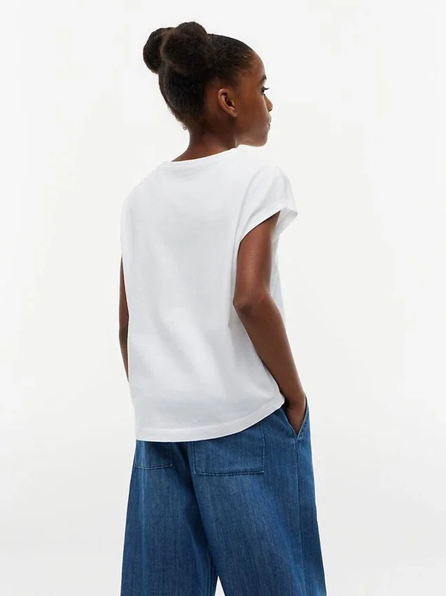 T-shirt infantil com logótipo floral em lantejoulas T-shirt infantil com logótipo floral em lantejoulas