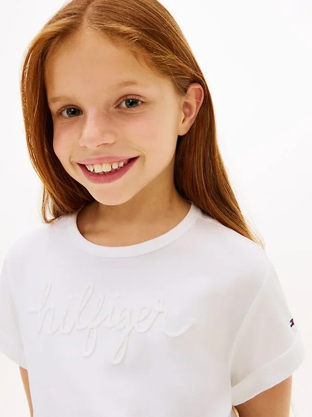 T-shirt infantil com logótipo Hilfiger e gravata à frente T-shirt infantil com logótipo Hilfiger e gravata à frente