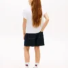 T-shirt infantil com logótipo Hilfiger e gravata à frente T-shirt infantil com logótipo Hilfiger e gravata à frente
