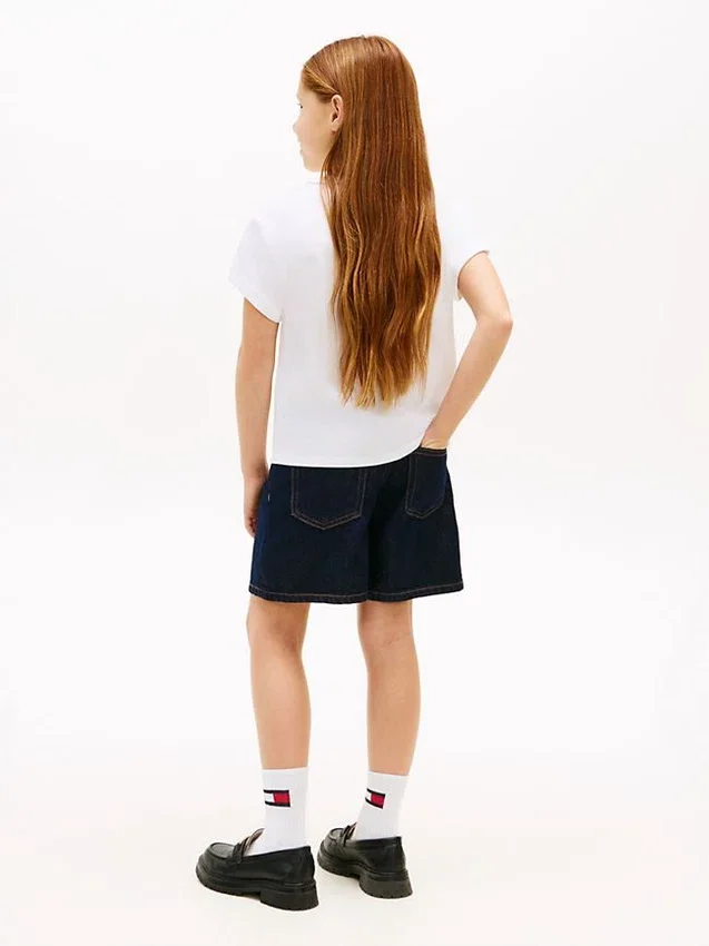 T-shirt infantil com logótipo Hilfiger e gravata à frente T-shirt infantil com logótipo Hilfiger e gravata à frente