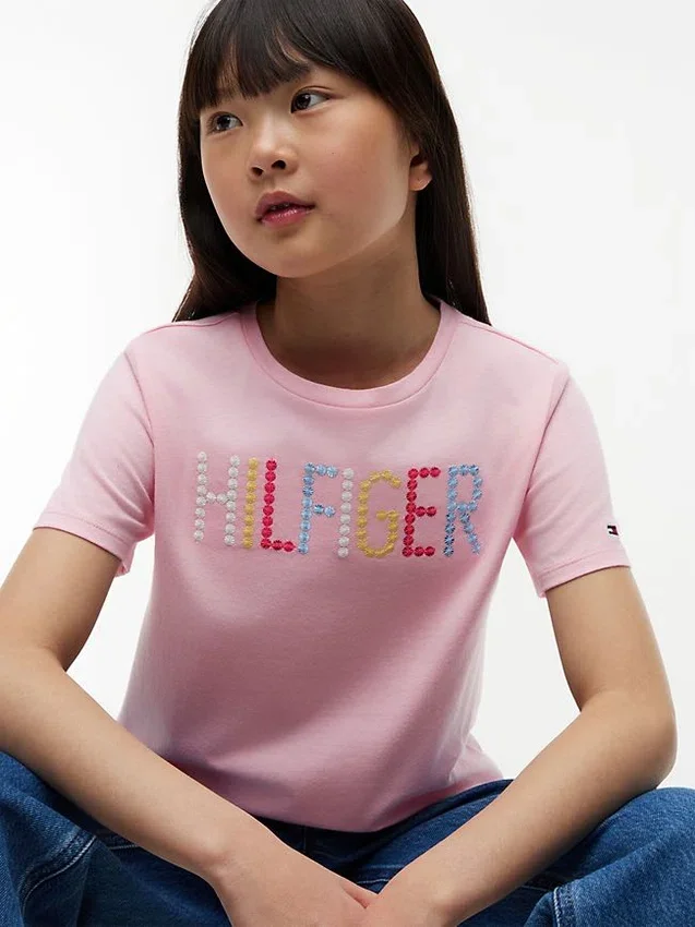 T-shirt infantil com logótipo Hilfiger em lantejoulas T-shirt infantil com logótipo Hilfiger em lantejoulas