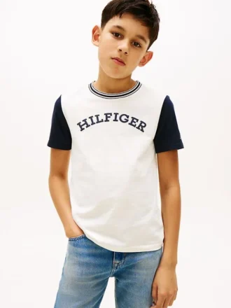 T-shirt infantil com logótipo monotipo e blocos de cor