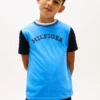 T-shirt infantil com logótipo monotipo e blocos de cor T-shirt infantil com logótipo monotipo e blocos de cor