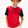 T-shirt infantil com logótipo monotipo e blocos de cor T-shirt infantil com logótipo monotipo e blocos de cor
