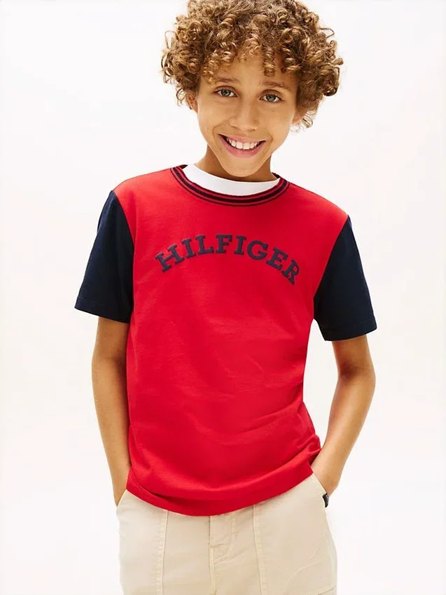 T-shirt infantil com logótipo monotipo e blocos de cor T-shirt infantil com logótipo monotipo e blocos de cor