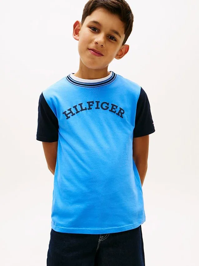 T-shirt infantil com logótipo monotipo e blocos de cor T-shirt infantil com logótipo monotipo e blocos de cor
