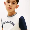 T-shirt infantil com logótipo monotipo e blocos de cor