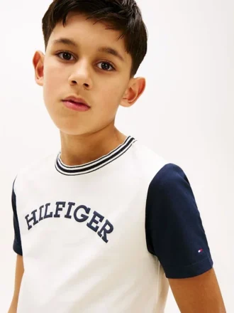 T-shirt infantil com logótipo monotipo e blocos de cor