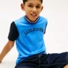 T-shirt infantil com logótipo monotipo e blocos de cor T-shirt infantil com logótipo monotipo e blocos de cor
