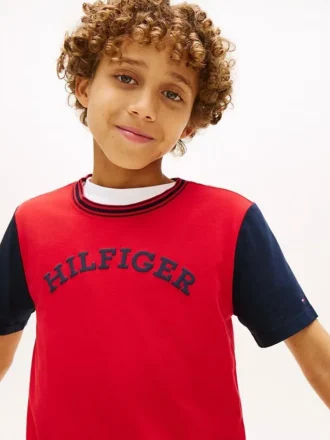 T-shirt infantil com logótipo monotipo e blocos de cor