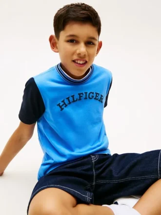 T-shirt infantil com logótipo monotipo e blocos de cor