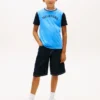 T-shirt infantil com logótipo monotipo e blocos de cor T-shirt infantil com logótipo monotipo e blocos de cor