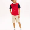 T-shirt infantil com logótipo monotipo e blocos de cor T-shirt infantil com logótipo monotipo e blocos de cor