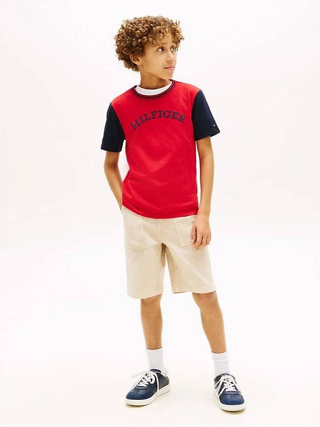 T-shirt infantil com logótipo monotipo e blocos de cor T-shirt infantil com logótipo monotipo e blocos de cor