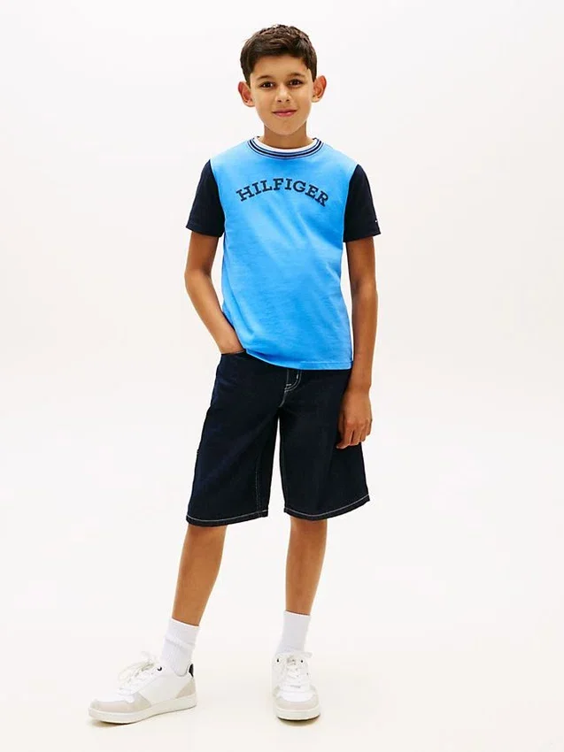 T-shirt infantil com logótipo monotipo e blocos de cor T-shirt infantil com logótipo monotipo e blocos de cor
