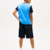 T-shirt infantil com logótipo monotipo e blocos de cor T-shirt infantil com logótipo monotipo e blocos de cor