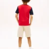 T-shirt infantil com logótipo monotipo e blocos de cor T-shirt infantil com logótipo monotipo e blocos de cor
