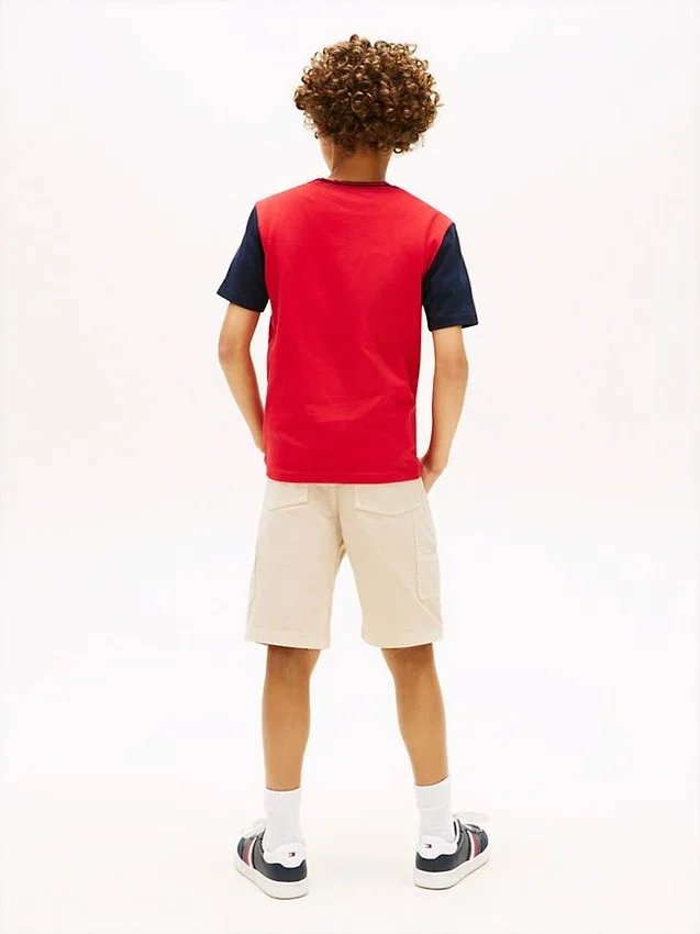 T-shirt infantil com logótipo monotipo e blocos de cor T-shirt infantil com logótipo monotipo e blocos de cor
