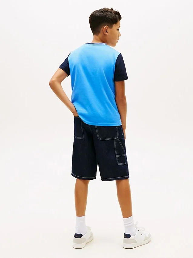 T-shirt infantil com logótipo monotipo e blocos de cor T-shirt infantil com logótipo monotipo e blocos de cor