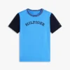 T-shirt infantil com logótipo monotipo e blocos de cor T-shirt infantil com logótipo monotipo e blocos de cor