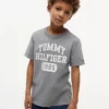 T-shirt infantil com logótipo Varsity T-shirt infantil com logótipo Varsity