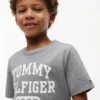 T-shirt infantil com logótipo Varsity T-shirt infantil com logótipo Varsity
