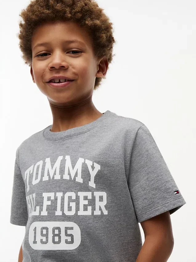 T-shirt infantil com logótipo Varsity T-shirt infantil com logótipo Varsity