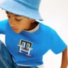 T-shirt infantil com monograma multicolorido T-shirt infantil com monograma multicolorido