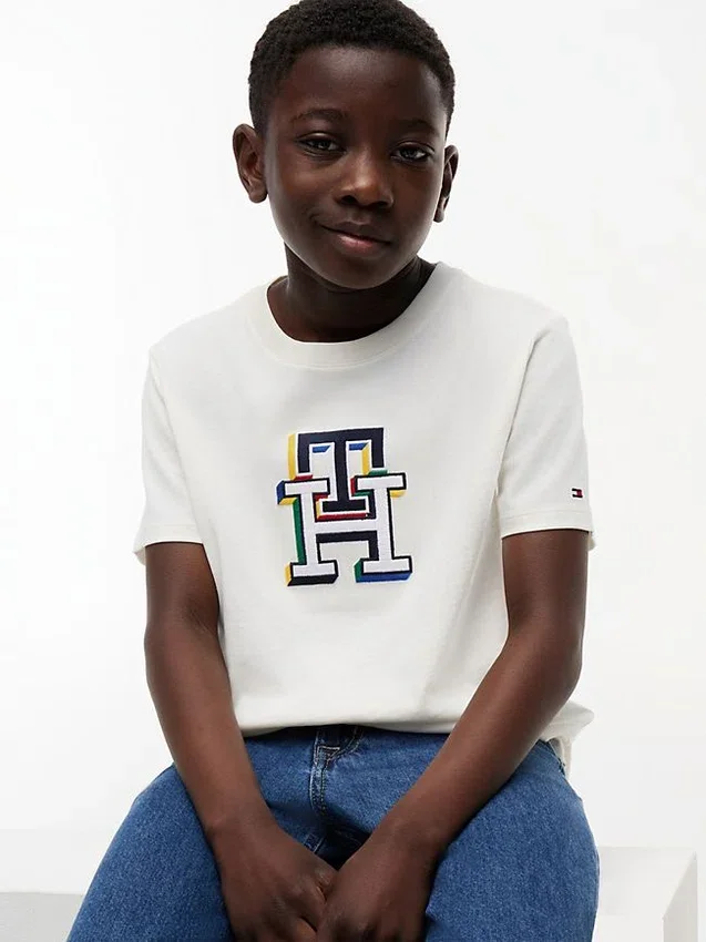 T-shirt infantil com monograma multicolorido T-shirt infantil com monograma multicolorido