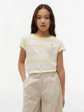 T-shirt infantil com riscas e acabamento em folha de alface nas mangas