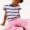 T-shirt infantil com riscas e acabamento em folha de alface nas mangas T-shirt infantil com riscas e acabamento em folha de alface nas mangas