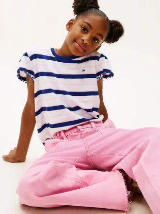 T-shirt infantil com riscas e acabamento em folha de alface nas mangas